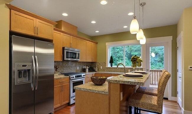 Building Photo - Spacious 4 bed Townhome in Central locatio...
