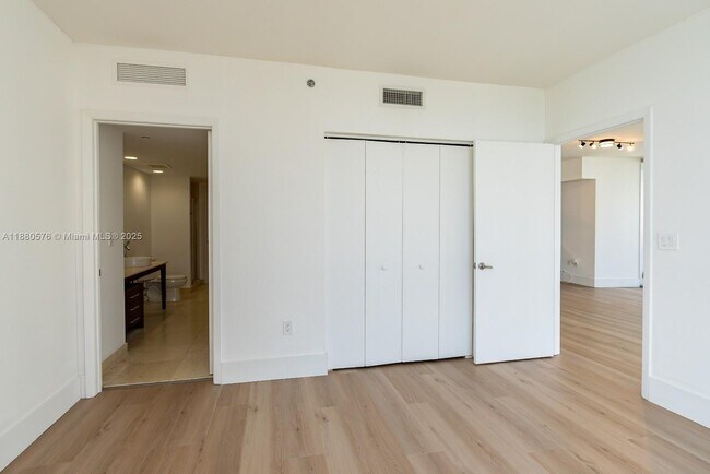 Building Photo - 495 Brickell Ave