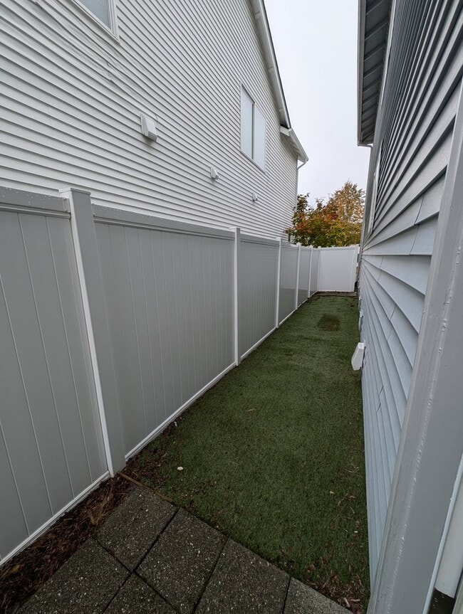 Building Photo - Corner lot 3 bed, 2.5 bath DuPont home!