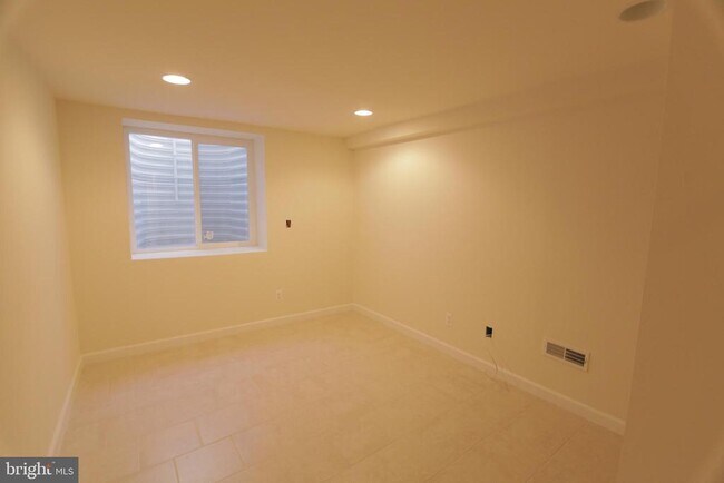 Building Photo - 1852 Willington St