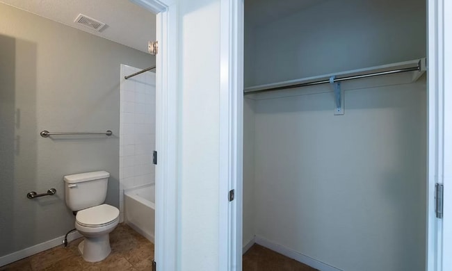 Building Photo - Lovely 2 bedroom, 3 bathroom townhome! Poo...