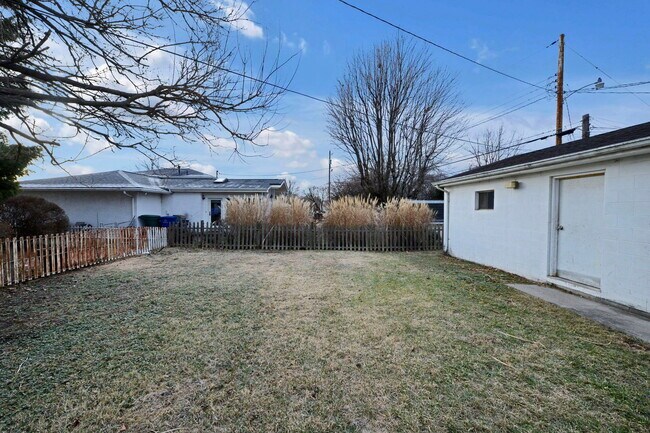 Building Photo - 2137 Toni St