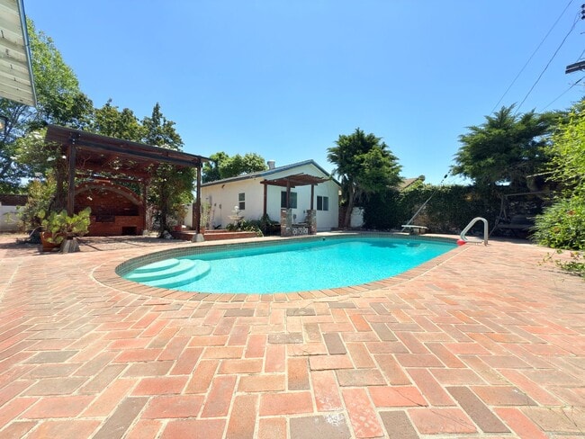 Building Photo - Beautiful Winnetka Home with Hardwood Floo...