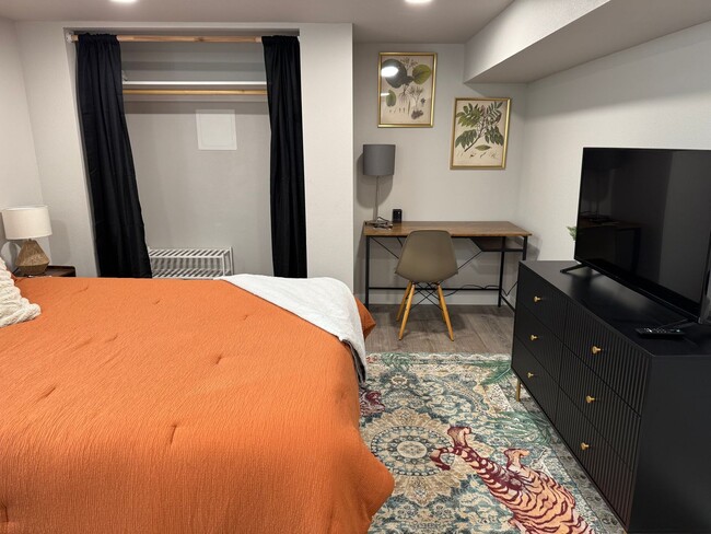 Building Photo - Fully Furnished 1-Bedroom Apartment – Private Entry – Sellwood