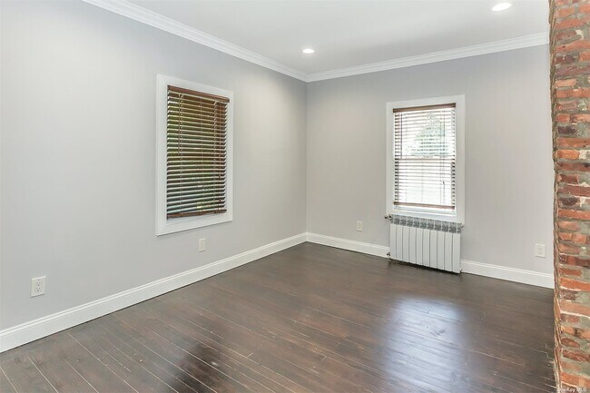 Building Photo - 10 Dosoris Way