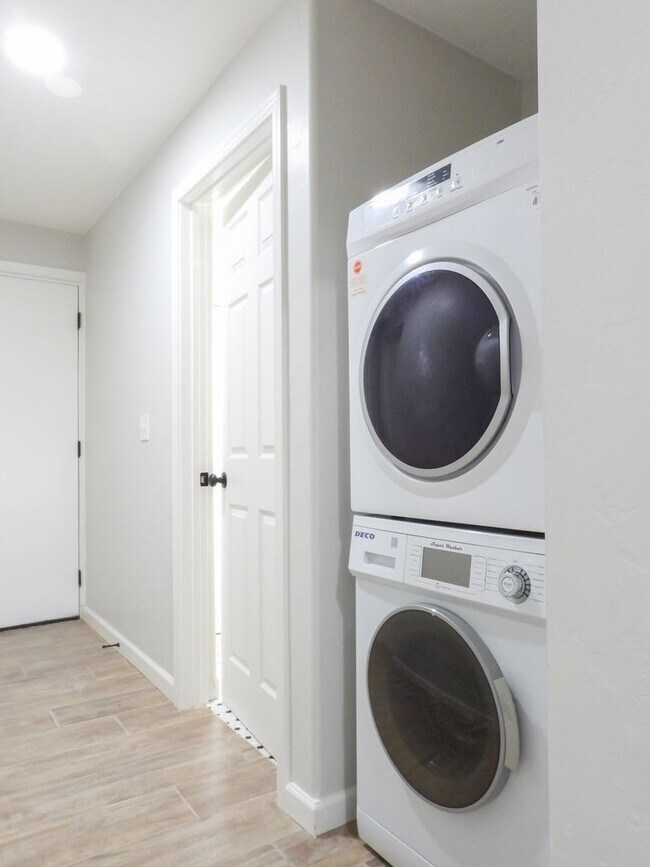 Building Photo - Close to Downtown 3 Bed 2 Bath with Fenced Backyard