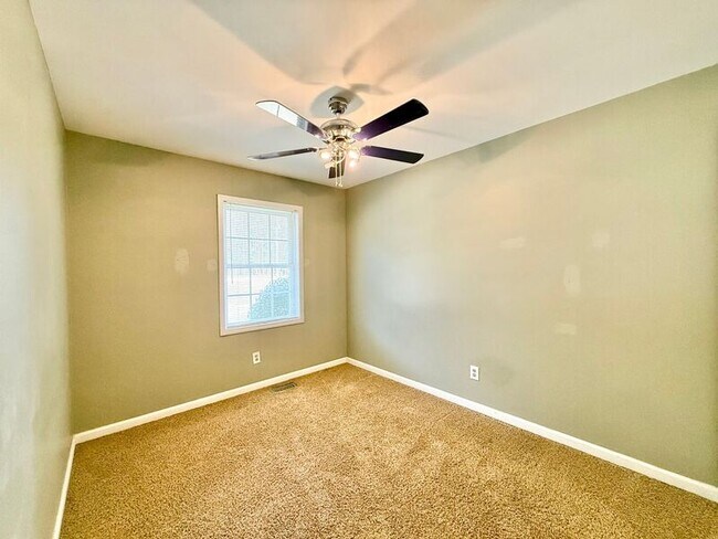 Building Photo - 542 Loop Rd