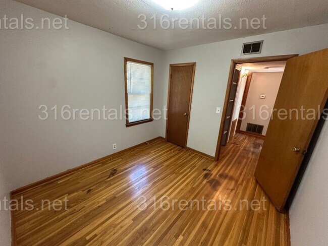 Building Photo - $925 - 2 bed 1 bath - Single Family Home