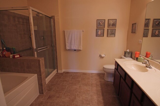 MASTER BATH - 2917 Concord Ln