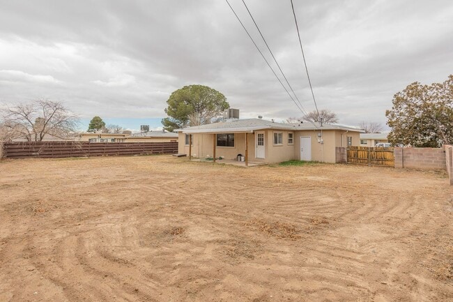 Building Photo - Bright & Inviting 3 Bed 1 Bath Home - Featuring Large Backyard!