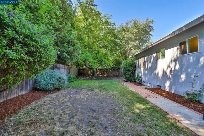 Building Photo - Clean/Remodeled 3 Bedroom 2 Bath with Large  Lot