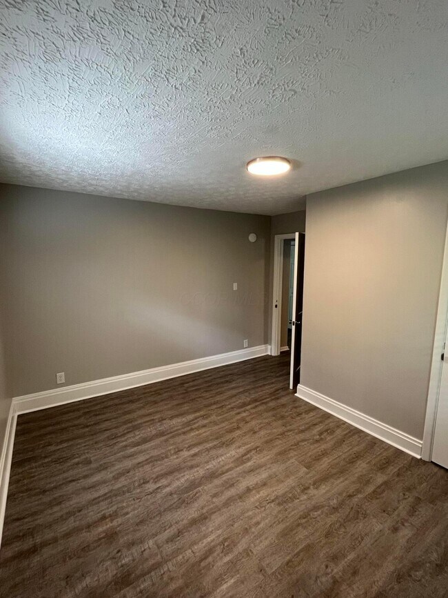 Building Photo - 11 E Kelso Rd