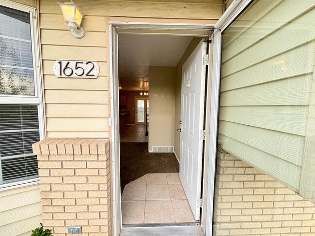 Building Photo - 1652 400 E
