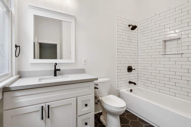 Building Photo - Gorgeous 2BD/2BA Uptown