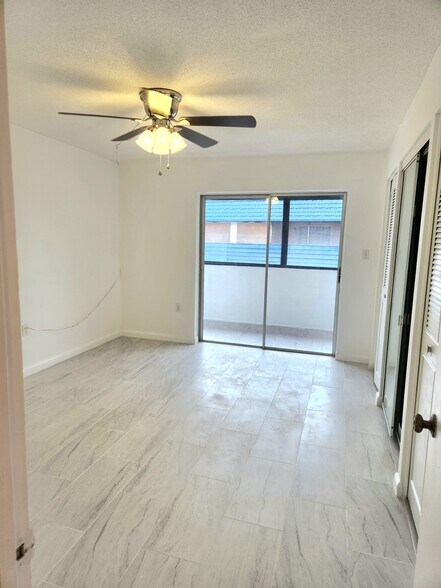Building Photo - 2521 Country Club Dr