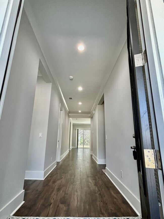 Building Photo - 1214 Laurel Oak Ave