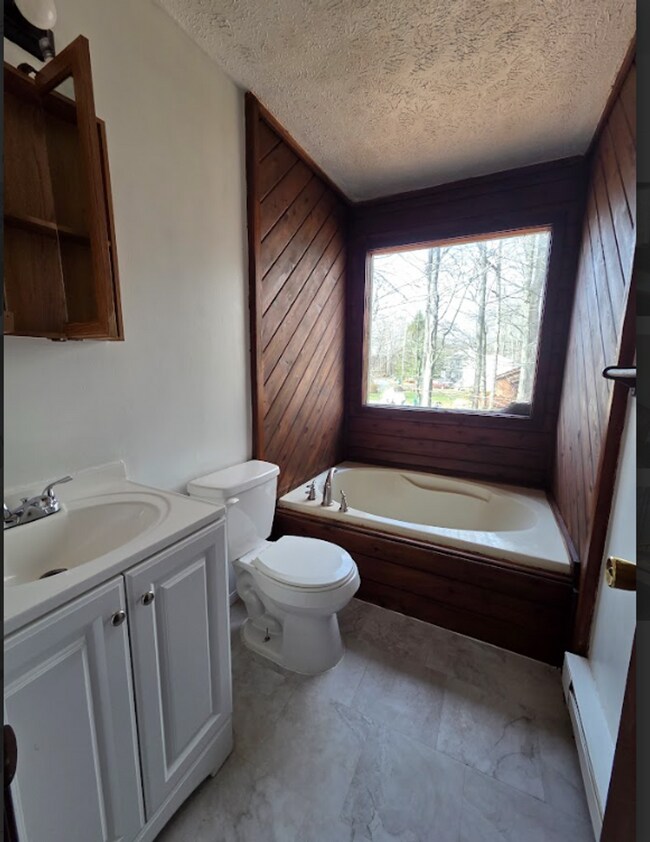 Building Photo - Welcome to this charming 3-bedroom, 2-bathroom home located in the scenic Tobyhanna, PA.