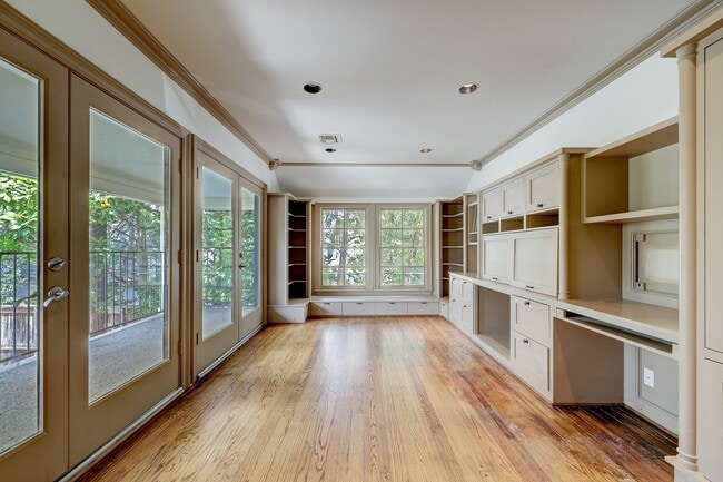 Building Photo - 3020 San Felipe St