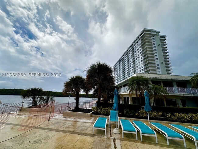 Building Photo - 500 Bayview Dr