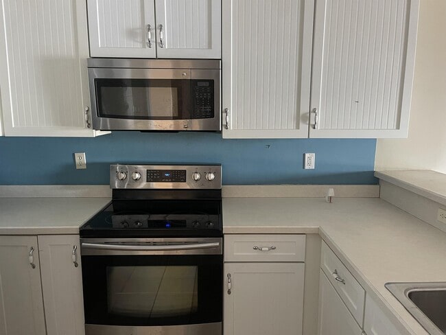 Building Photo - 102 Williams St