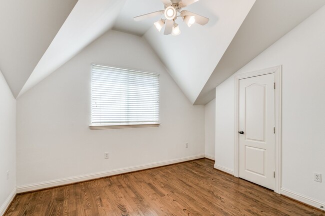 Building Photo - Easy walking distance to SMU campus!