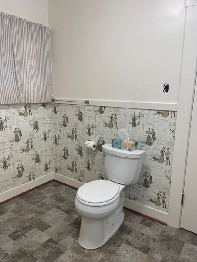 Building Photo - Spacious Craftsman Home