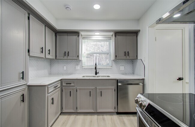 Building Photo - 1888 Saxony Ln