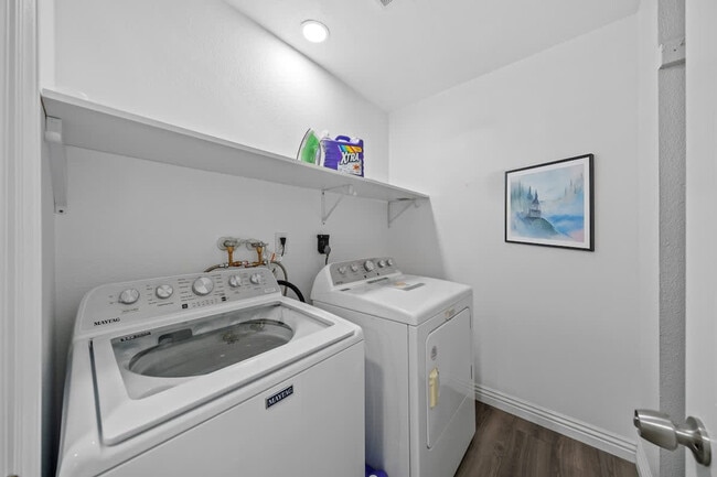 Building Photo - 10983 Parkdale Ave