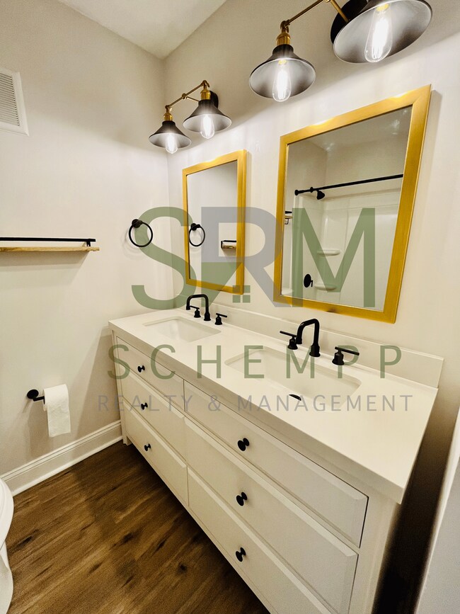 Building Photo - Remodeled one bedroom condo off Gardiner Lane with laundry and pool access!