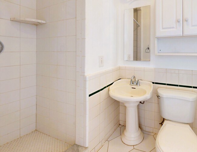 Building Photo - One bedroom, one bath beautiful home near Crescent Lake- move in now- 1/2 off first month rent an...