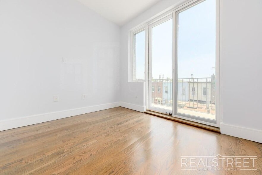 Building Photo - Luxury 2 BR in Bushwick with Roof Deck!