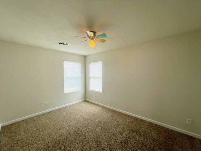 Building Photo - 3177 Lakeland Dr SW