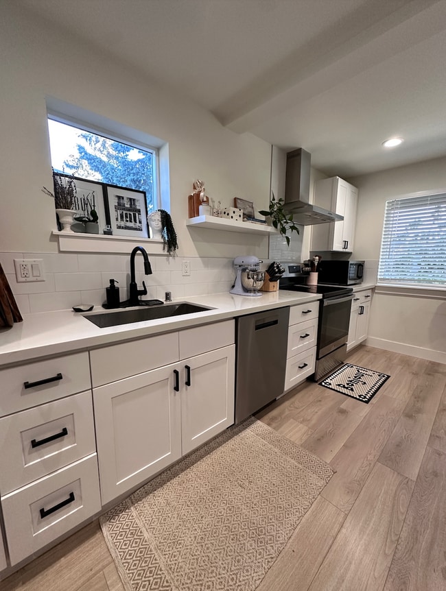 Building Photo - Modern Ballard Townhouse | 3 Beds, 2.5 Bat...