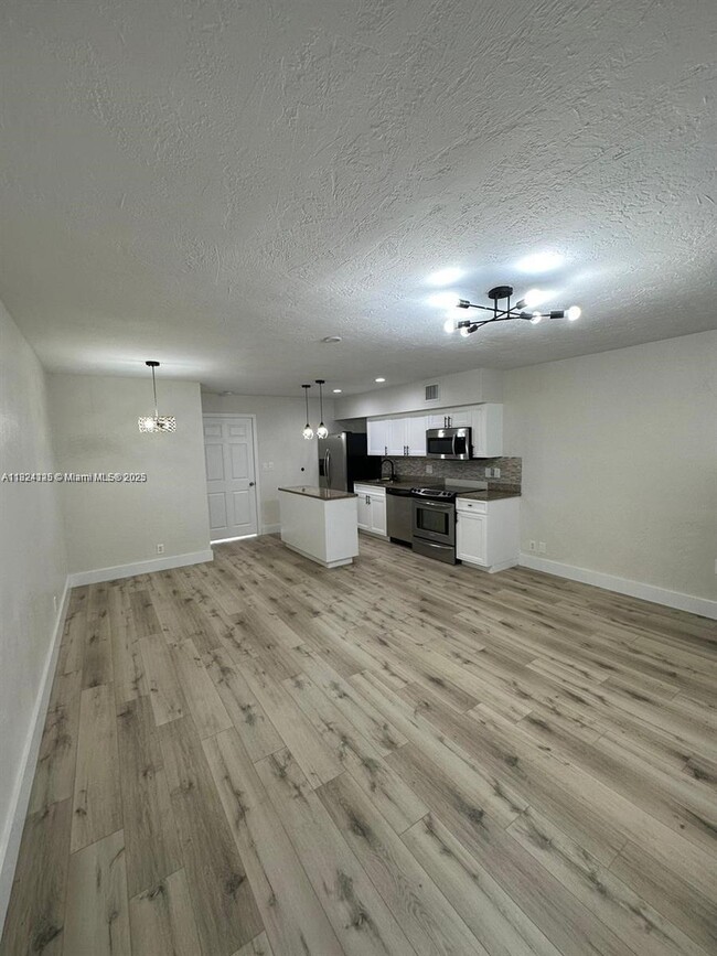 Building Photo - 758 NE 13th Ct
