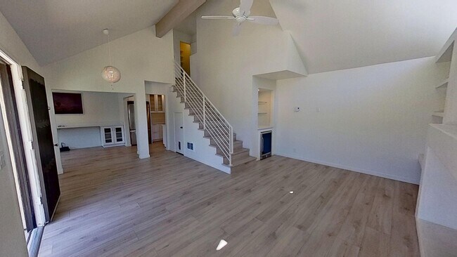 Building Photo - Spacious 3 bed / 2 bath in the More Mesa area