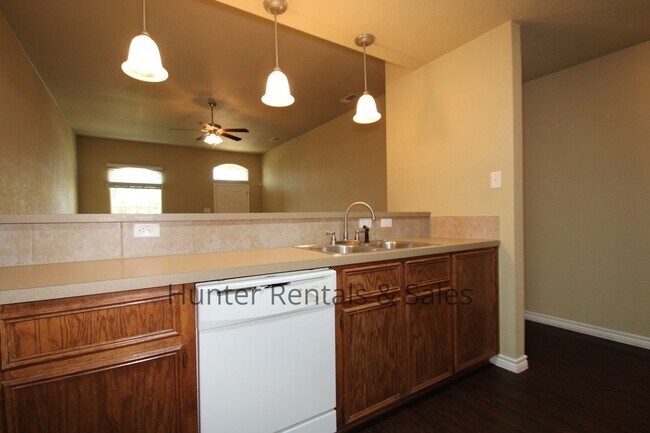 Building Photo - Spacious Duplex
