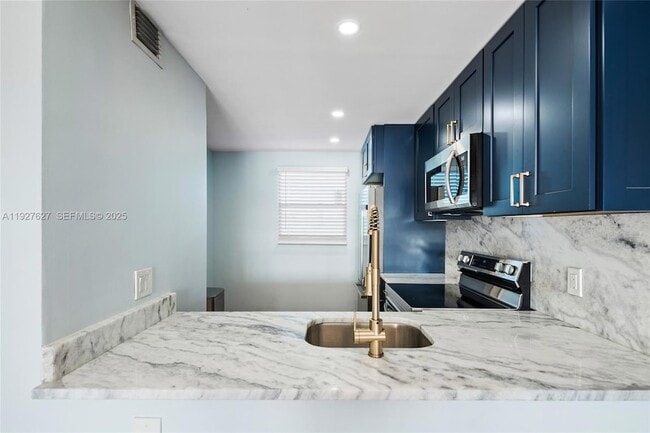 Building Photo - 116 Royal Pk Dr