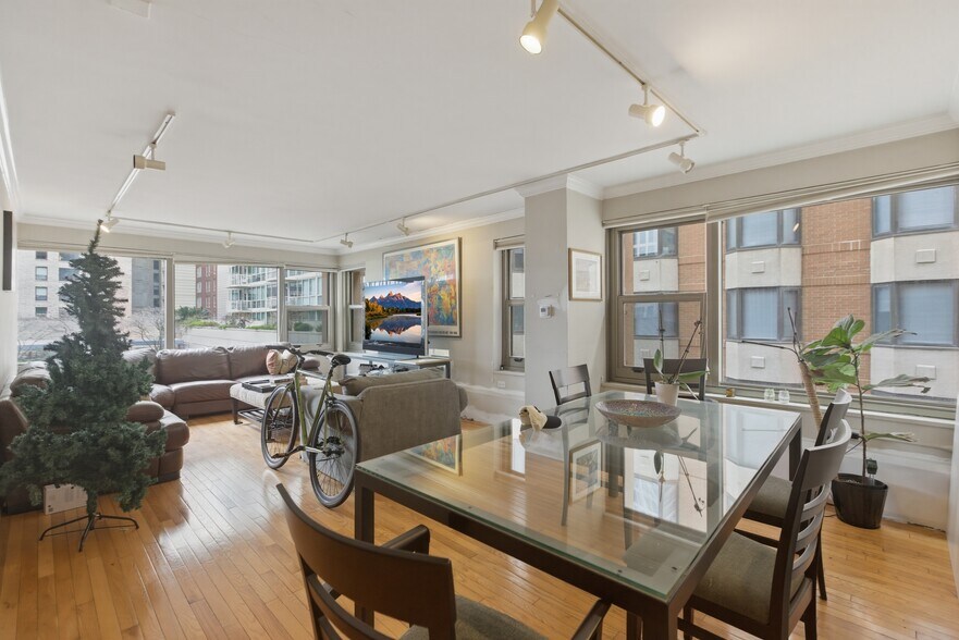 Building Photo - 247 E Chestnut St