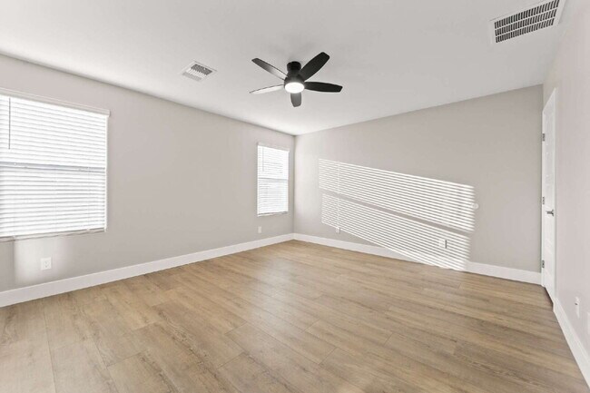 Building Photo - Beautiful two-story home with a bright open floor plan and modern finishes throughout. The spacio...