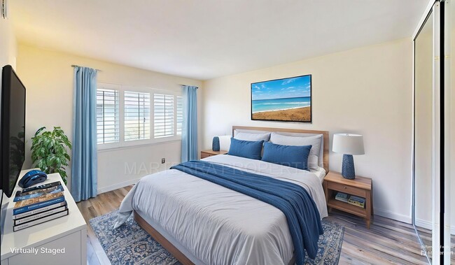Building Photo - Beautiful Townhome, with AC, in Costa Mesa