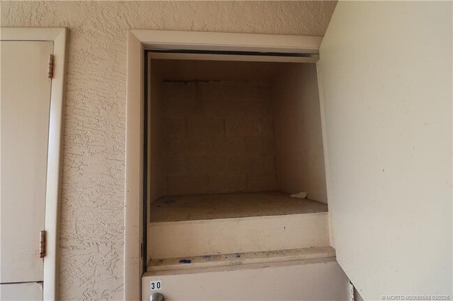 Building Photo - 2083 NE Collins Cir