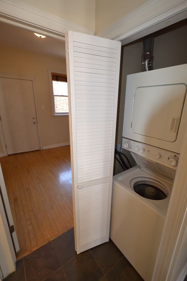 Building Photo - 879 W Cornelia Ave