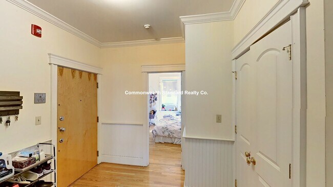 Building Photo - 27 Glenville Ave