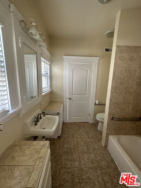 Building Photo - 1404 S St Andrews Pl