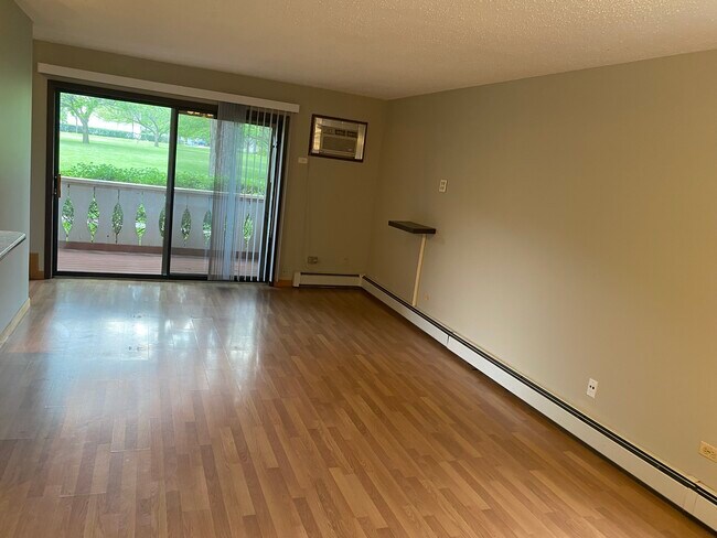 Living Room - 10 Parkside Ct