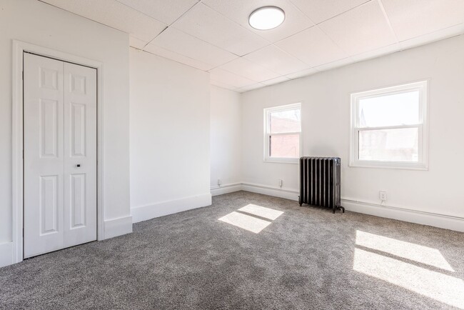 Building Photo - 747 E Warrington Ave