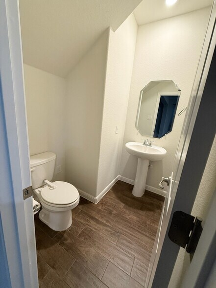 Building Photo - 565 Lindisfarne Ln