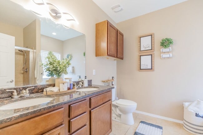 Building Photo - Conveniently located 3 Bedroom, 2 bath wit...