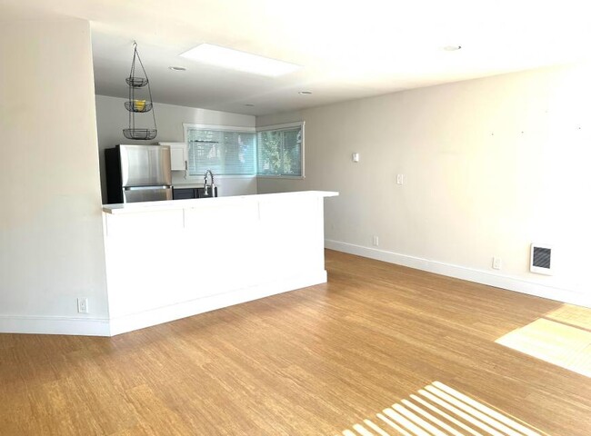 Building Photo - 2 bedroom in Seattle WA 98103