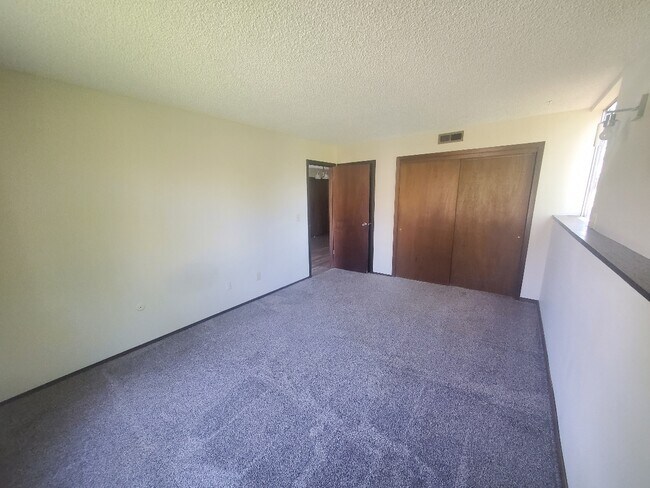 Building Photo - 3146 Lakeside Dr